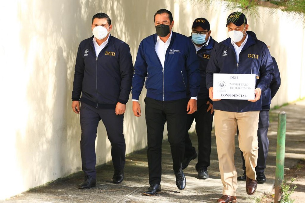 Titular de Hacienda junto a director y subdirector de impuestos internos se dirijen hacia la fiscalia a presentar pruebas de evasión fiscal