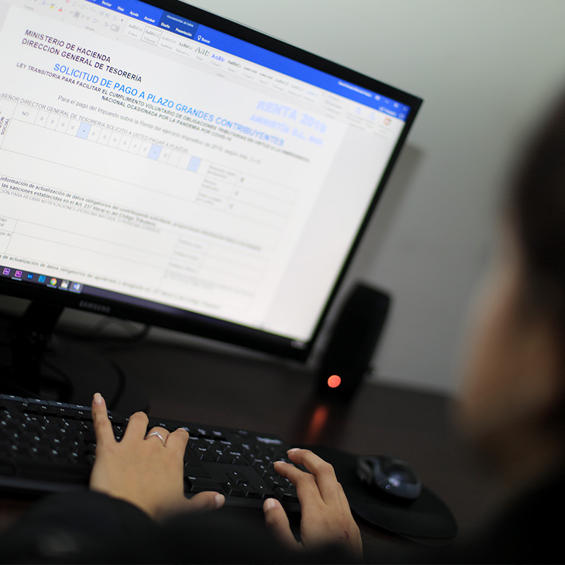 Formulario pago a plazo en pantalla computadora