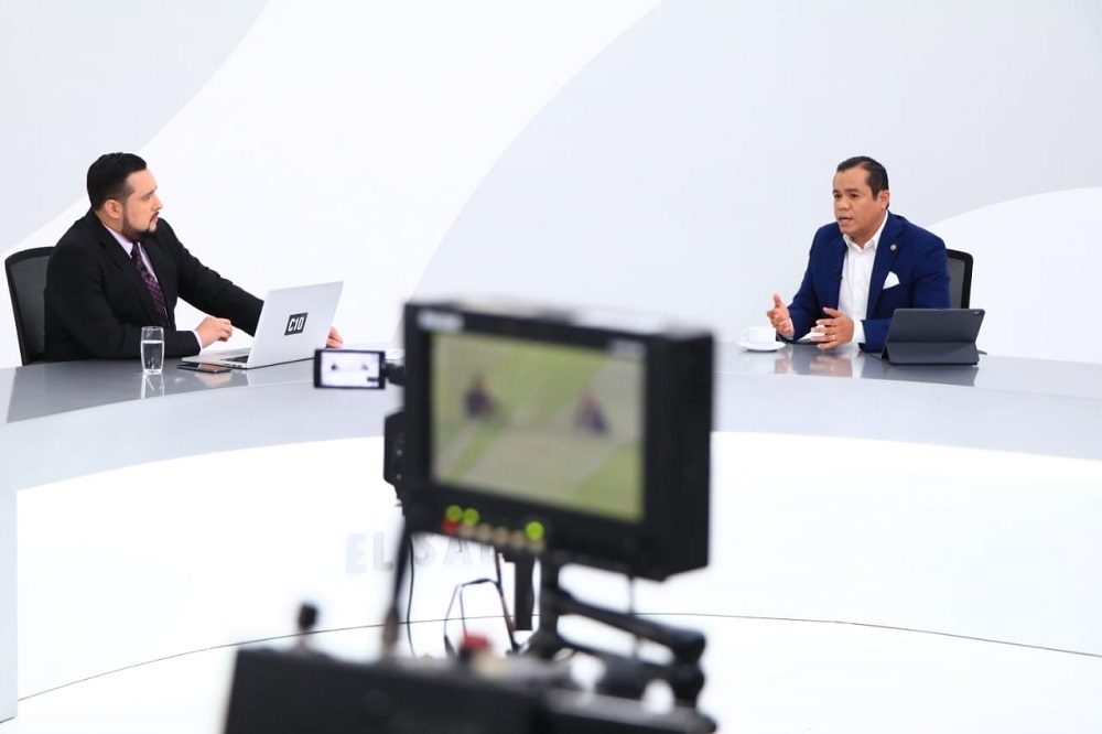 Ministro Zelaya durante entrevisat del cnal 10 explica la obstrucción sistematica de parte de la Asamblea Legislativa