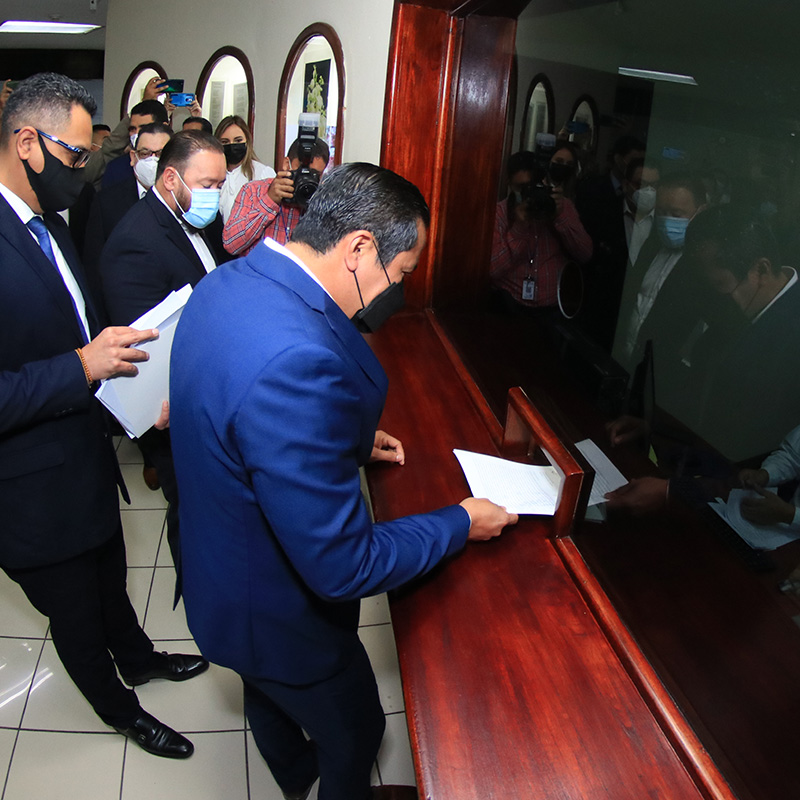 Ministro presentando escrito