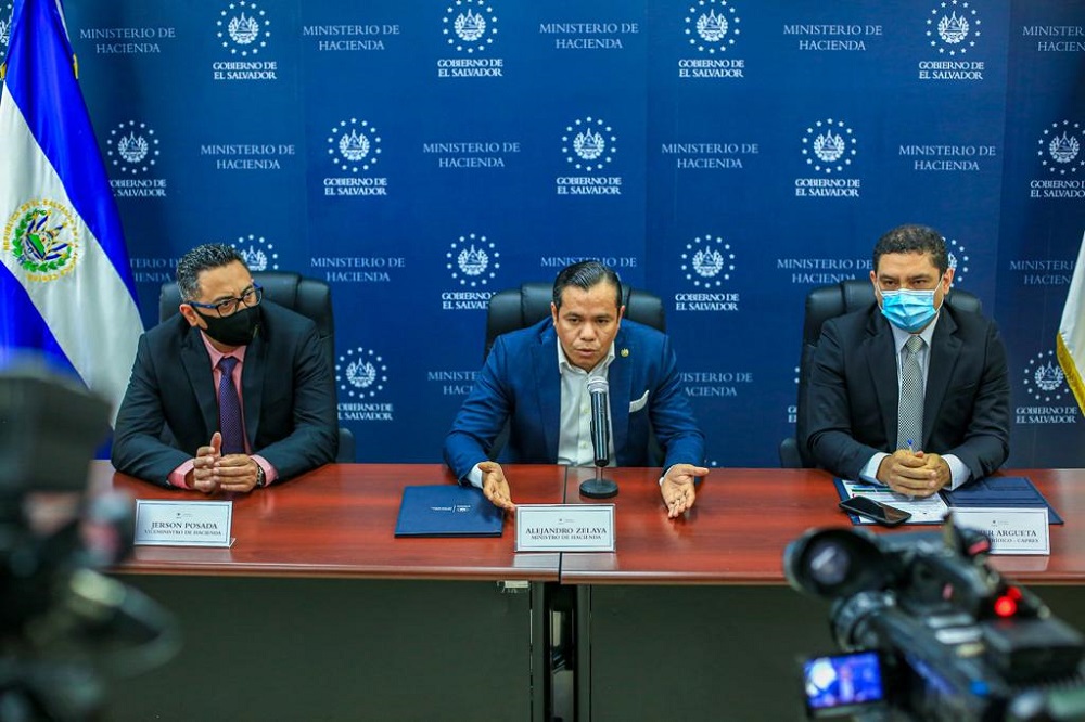 Ministro de Hacienda Alejandro Zelaya explica ante los medios de comunicación por que ve preligrar el FOMILENIO II