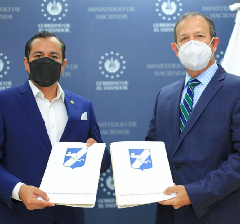 Foto posada del ministro Zelaya junto al representante del BCIE